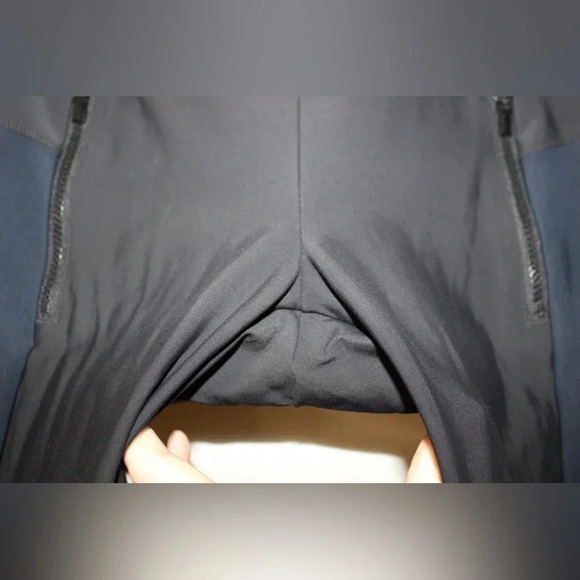 Women’s Athleta Stellar Scuba Leggings in Navy and Black with Pockets Sz Medium - Picture 5 of 12